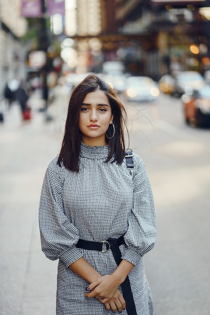 linda menina morena, explorando a cidade durante o outono