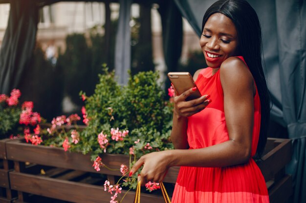 Linda menina negra com sacos de compras em uma cidade