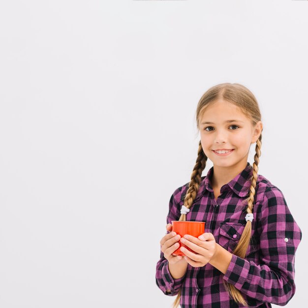 Linda menina posando com uma caneca