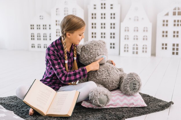 Linda menina se divertindo com um livro