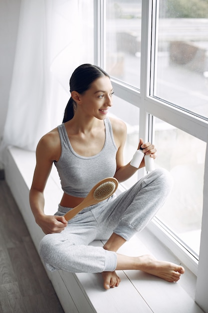 Linda menina sentada com produtos de beleza