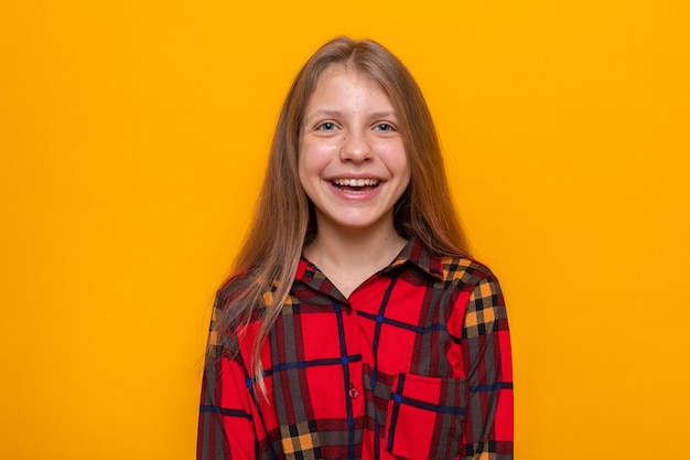 Linda menina sorridente com camisa xadrez