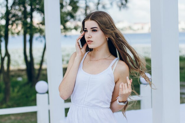 linda menina vista de face de smartphones