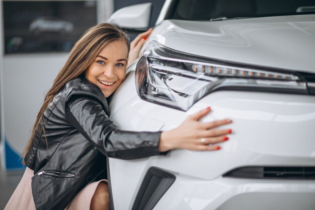 Linda mulher abraçando um carro