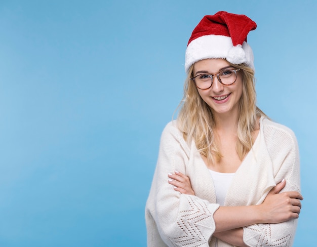 Linda mulher adulta com chapéu de Natal