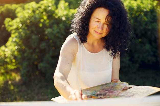 Linda mulher adulta de desenho em um campo de verão