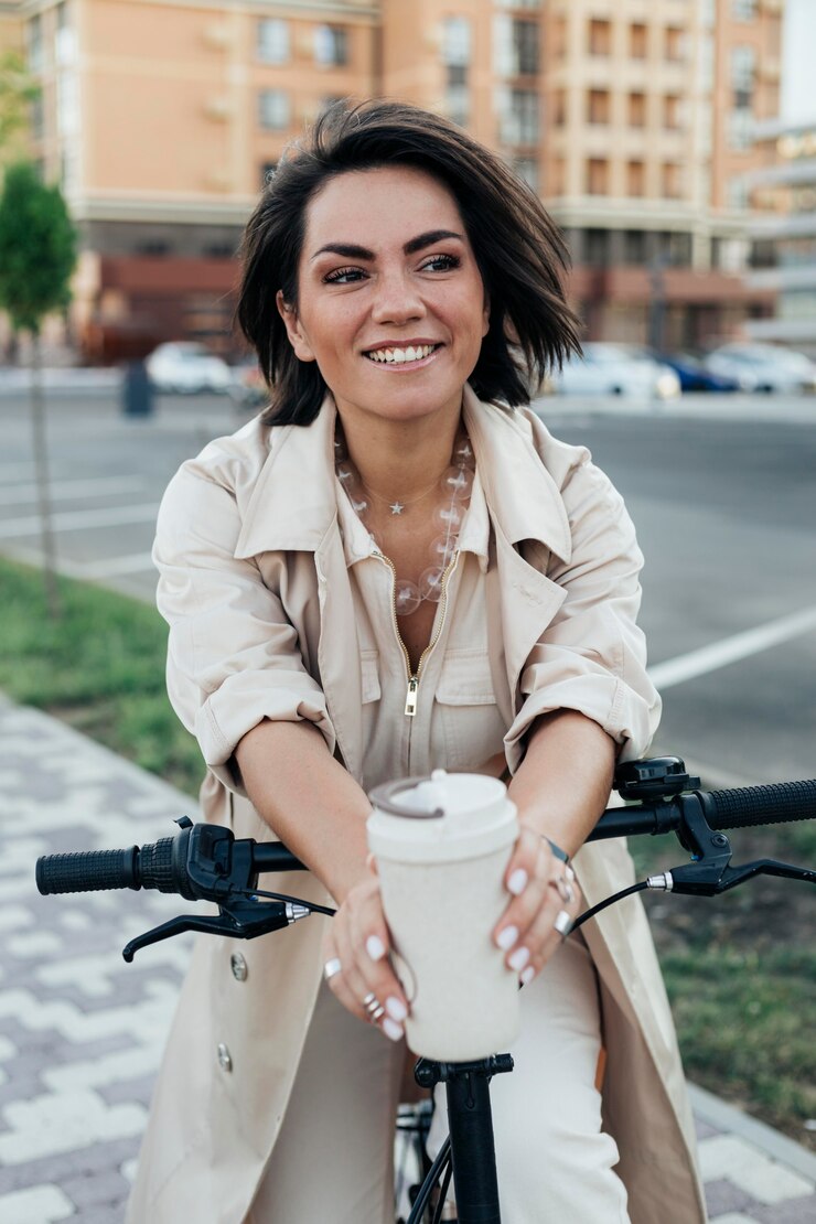 Foto grátis linda mulher adulta posando com bicicleta ecológica