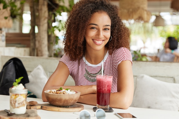 Foto grátis linda mulher afro-americana em um café