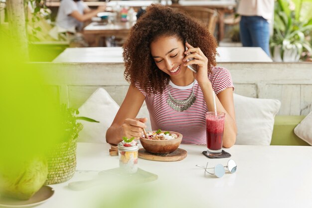 Linda mulher afro-americana em um café