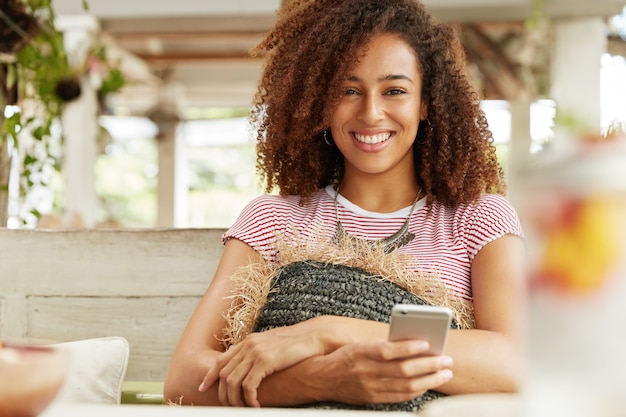 Foto grátis linda mulher afro-americana em um café