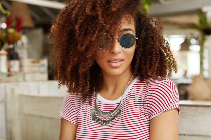 Foto grátis linda mulher afro-americana em um café