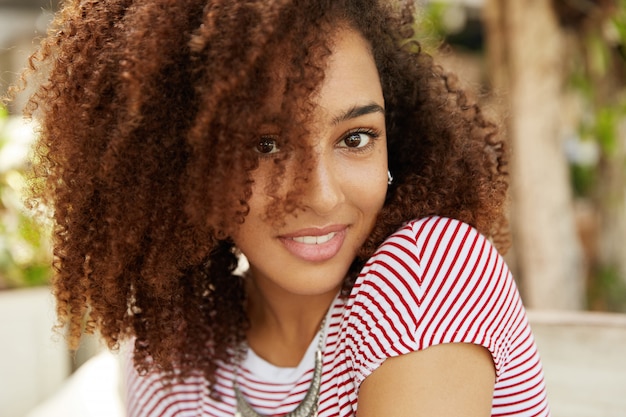 Foto grátis linda mulher afro-americana em um café