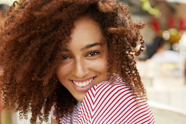 Foto grátis linda mulher afro-americana em um café