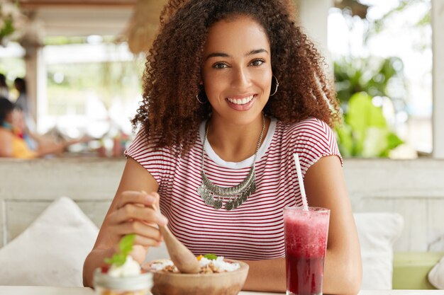 Linda mulher afro-americana em um café