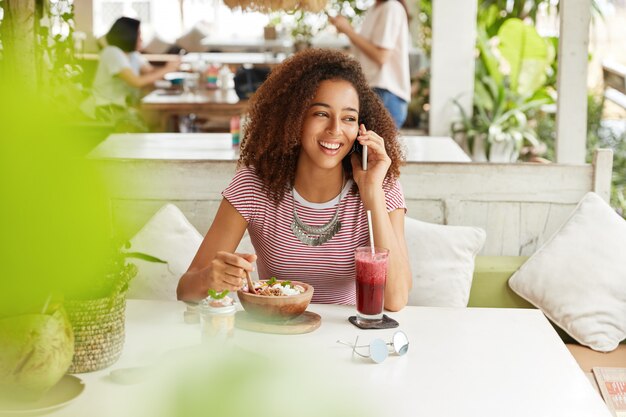 Linda mulher afro-americana em um café