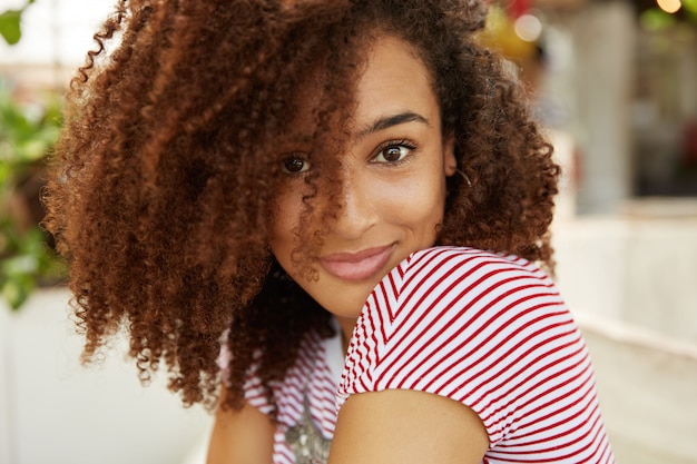 Linda mulher afro-americana em um café