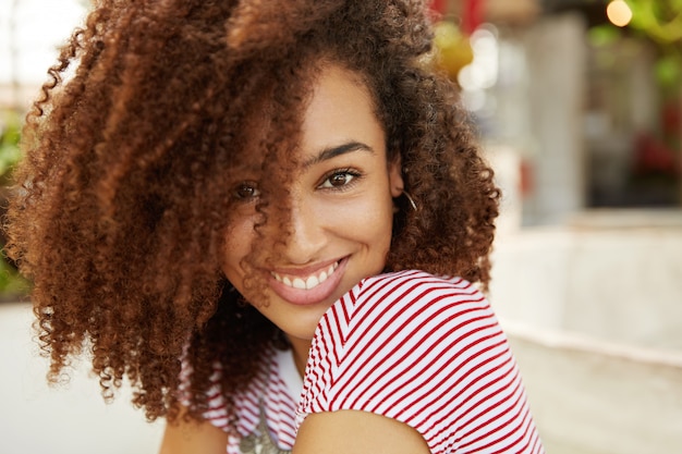 Linda mulher afro-americana em um café