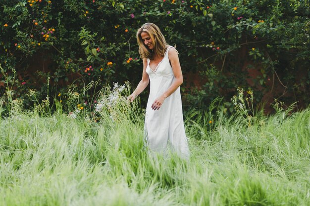 Linda mulher andando no campo