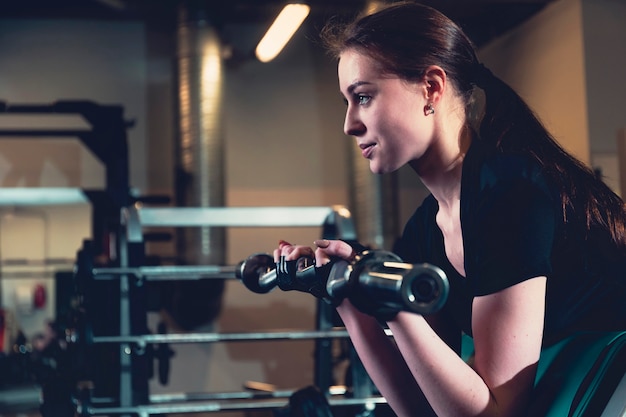 Linda mulher apta a fazer exercício no centro de fitness