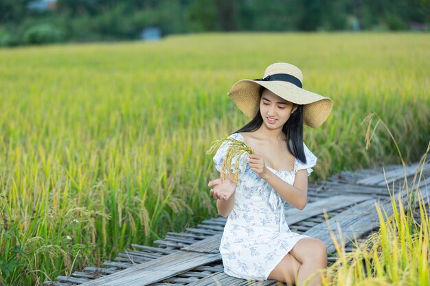 Linda mulher asiática curtindo no campo de arroz