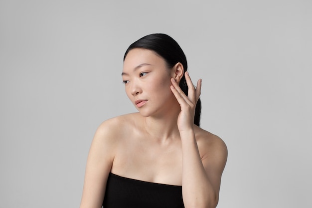 Foto grátis linda mulher asiática posando com pele perfeita