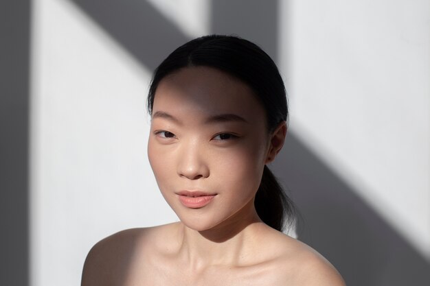 Linda mulher asiática posando com pele perfeita