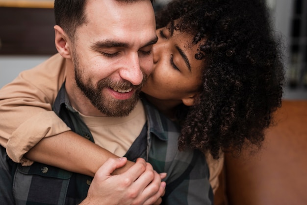 Foto grátis linda mulher beijando homem bonito