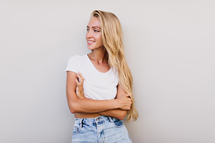 Foto grátis linda mulher bronzeada com penteado longo, olhando para longe. mulher sensual e alegre sorrindo