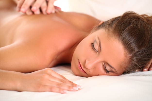 Linda mulher caucasiana desfrutar de massagem