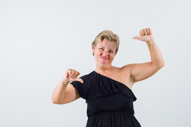 Foto grátis linda mulher com blusa preta mostrando o polegar para baixo e parecendo descontente