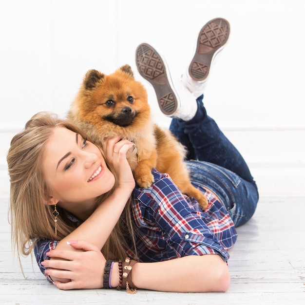 Foto grátis linda mulher com cachorro