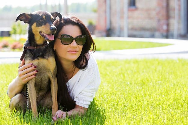 Foto grátis linda mulher com cachorro