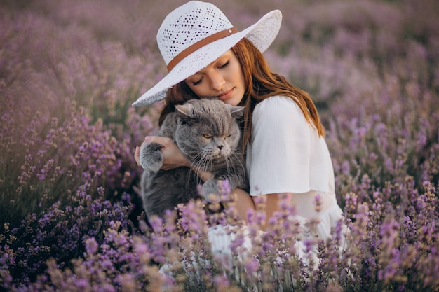 Linda mulher com gato em um campo de lavanda