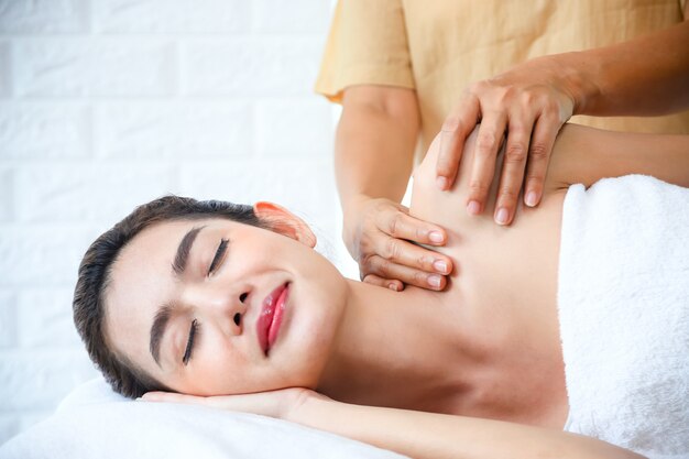 Linda mulher com massagem spa