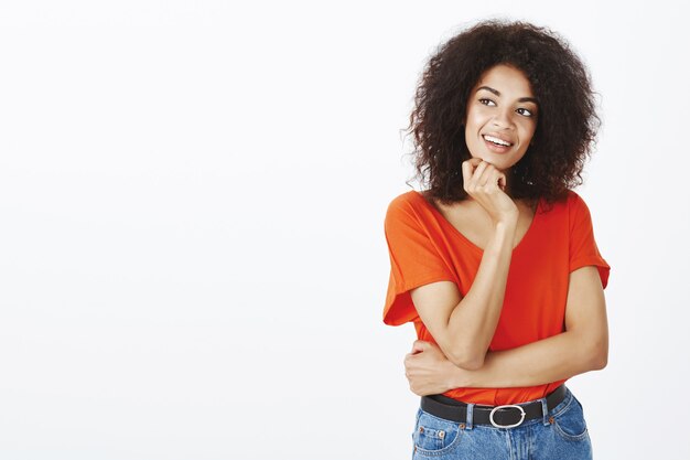 linda mulher com penteado afro posando no estúdio