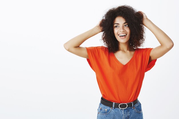 linda mulher com penteado afro posando no estúdio