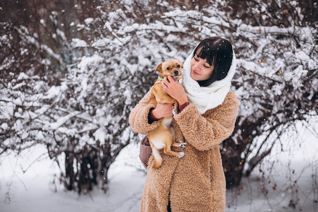 Linda mulher com seu cachorrinho fofo