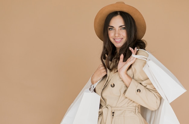 Foto grátis linda mulher de casaco, olhando para a câmera