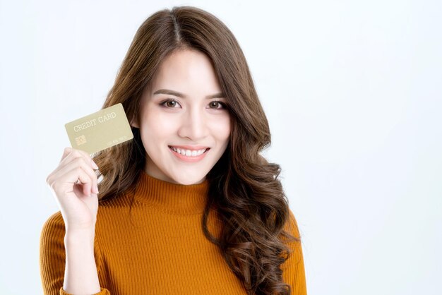 Linda mulher de elegância asiática gosta de fazer compras on-line com cartão de crédito e conceito de ideias de negócios para smartphone