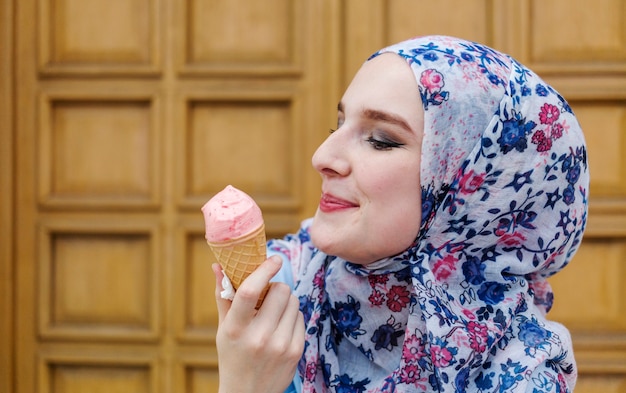 Linda mulher desfrutando de sorvete