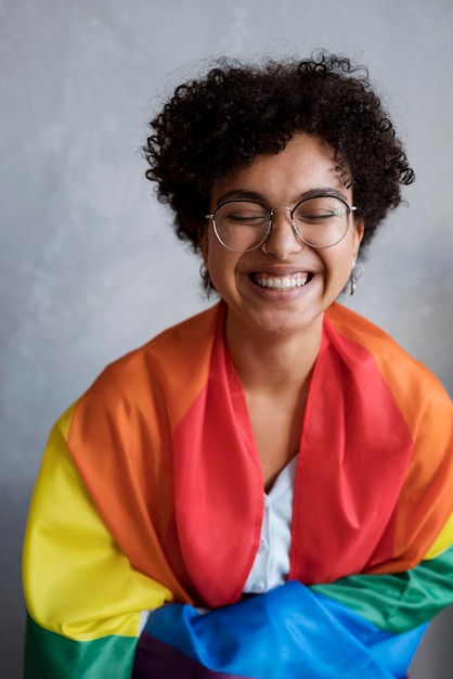 Linda mulher encaracolada com bandeira lgbt