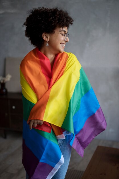 Linda mulher encaracolada com bandeira lgbt