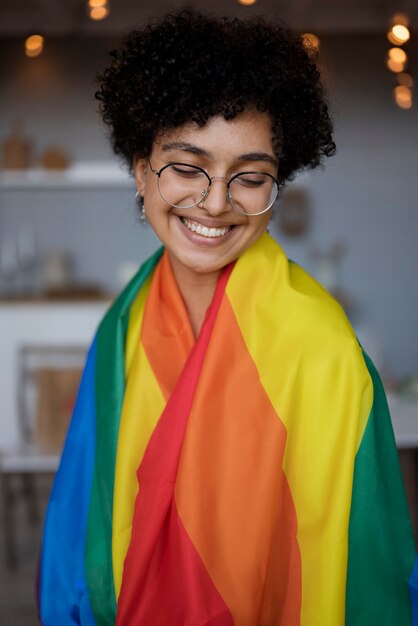 Linda mulher encaracolada com bandeira lgbt