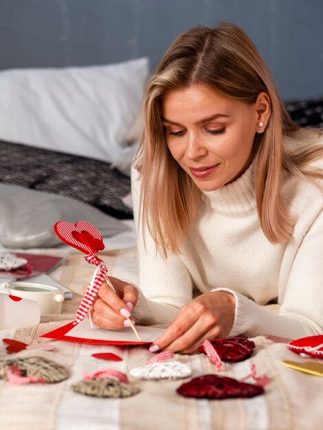 Linda mulher escrevendo com caneta de coração