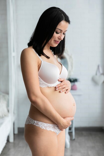 Linda mulher esperando para ser mãe