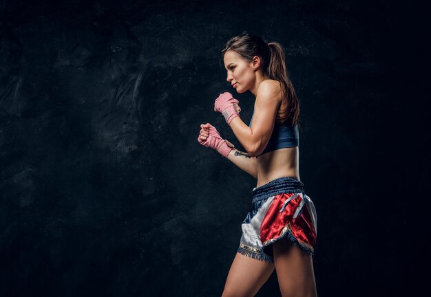 Linda mulher esportiva está se aquecendo antes do treino enquanto posava para o fotógrafo.