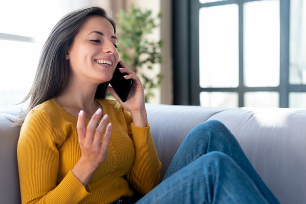 Linda mulher falando ao telefone