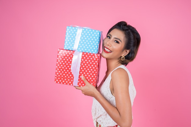 Linda mulher feliz com caixa de presente surpresa