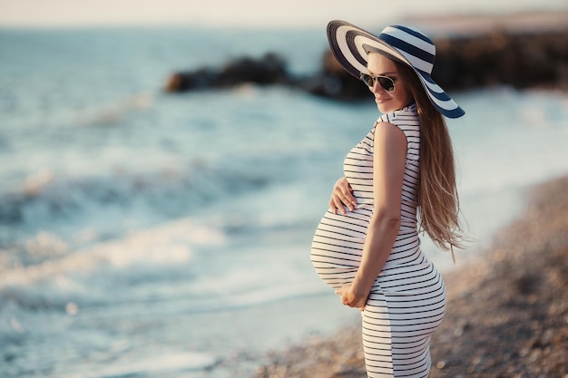 linda mulher grávida perto do mar
