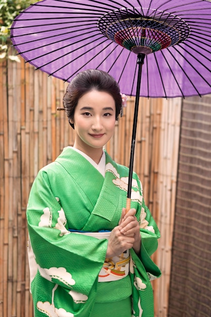 Linda mulher japonesa com guarda-chuva roxo